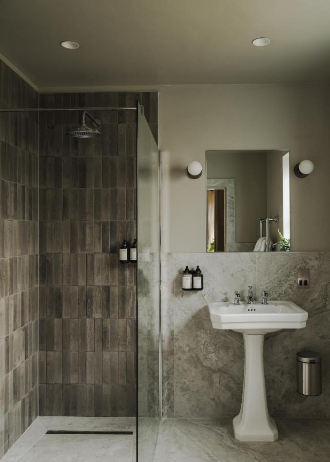 Deluxe Double Room Bath,1364998874:JPEG