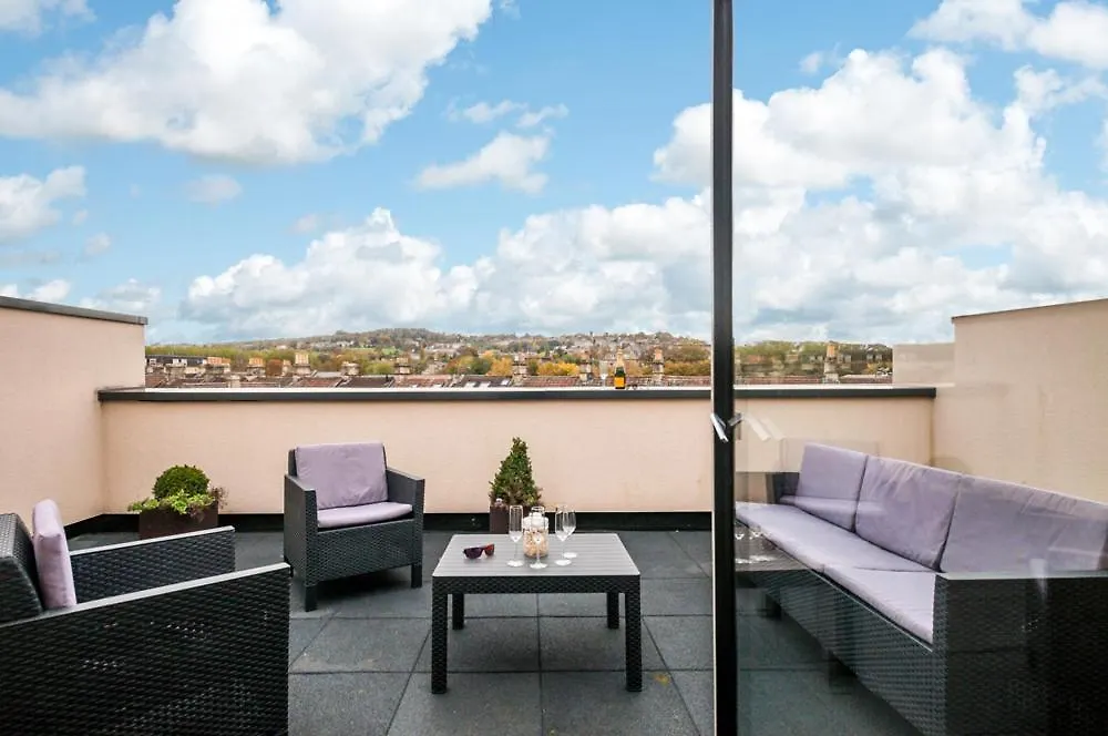 Greta'S Green Guesthouse- Carbon-Neutral Gem With Skyline View Balcony, Netflix, Garden, Free Parking And More!-1