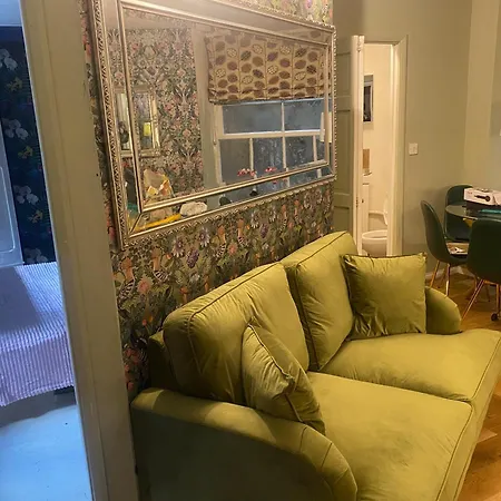 Quiet Lower Floor 2 Bed City Apartment With Private Patio Garden-3